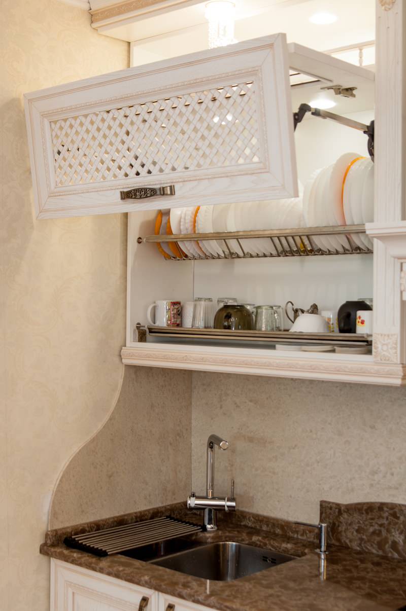 Изящный классический кухонный гарнитур