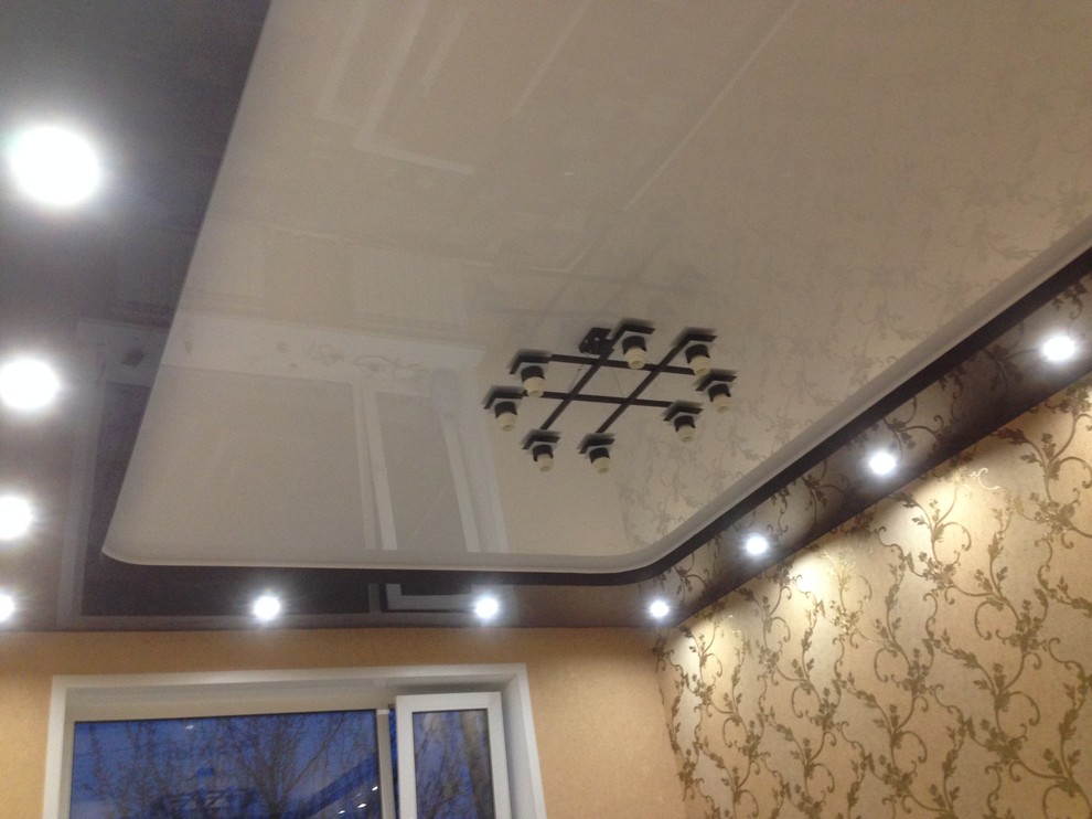 двухуровневые натяжные потолки в зале