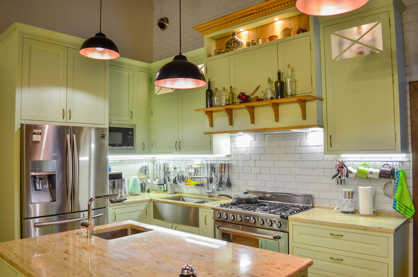 Нежно-зеленая кухня в американском стиле с островом