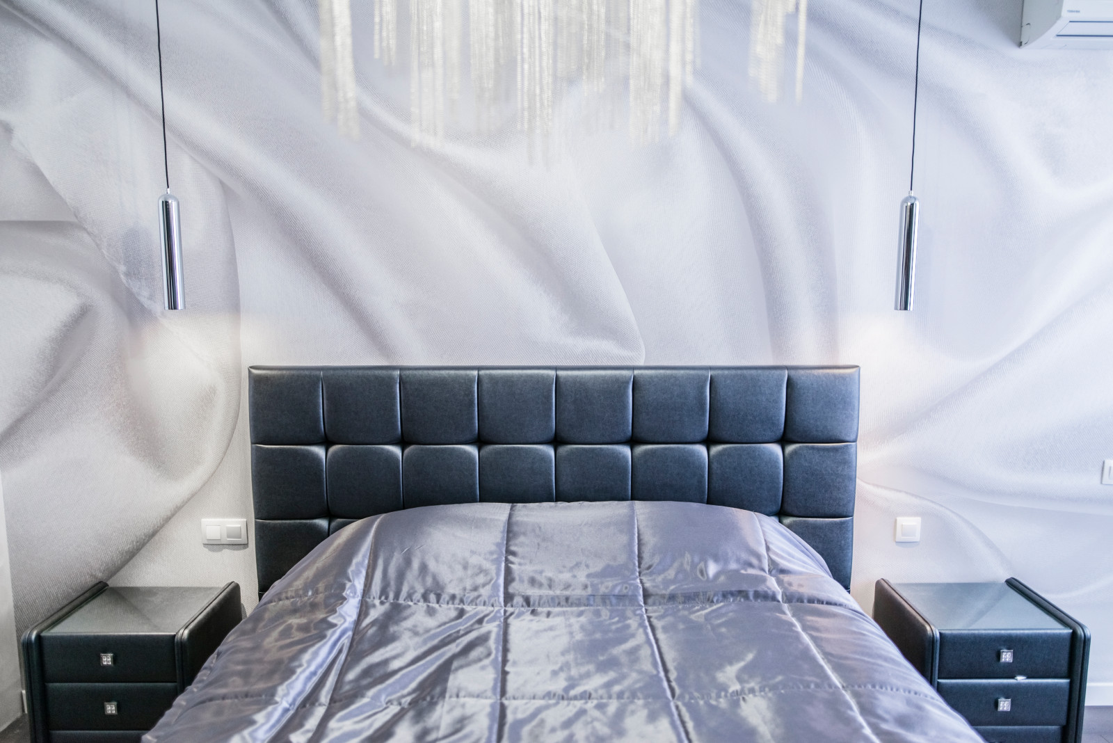 Кровать с кожаным изголовьем