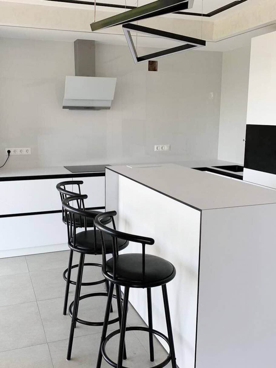 Белая кухня с островом