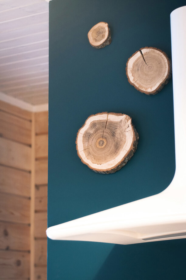 Дизайн интерьера кухни в деревянном доме