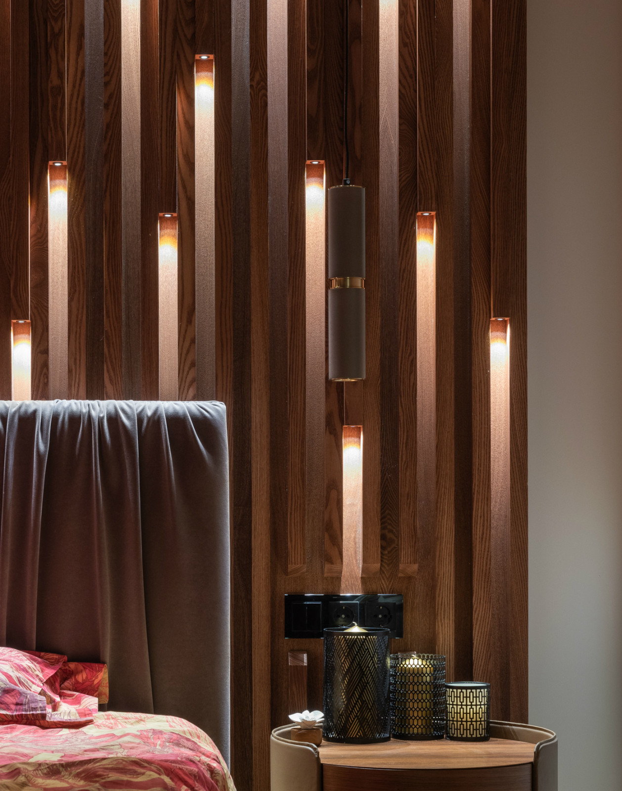 Деревянные рейки с торцевой подсветкой в спальной комнате - Ясень