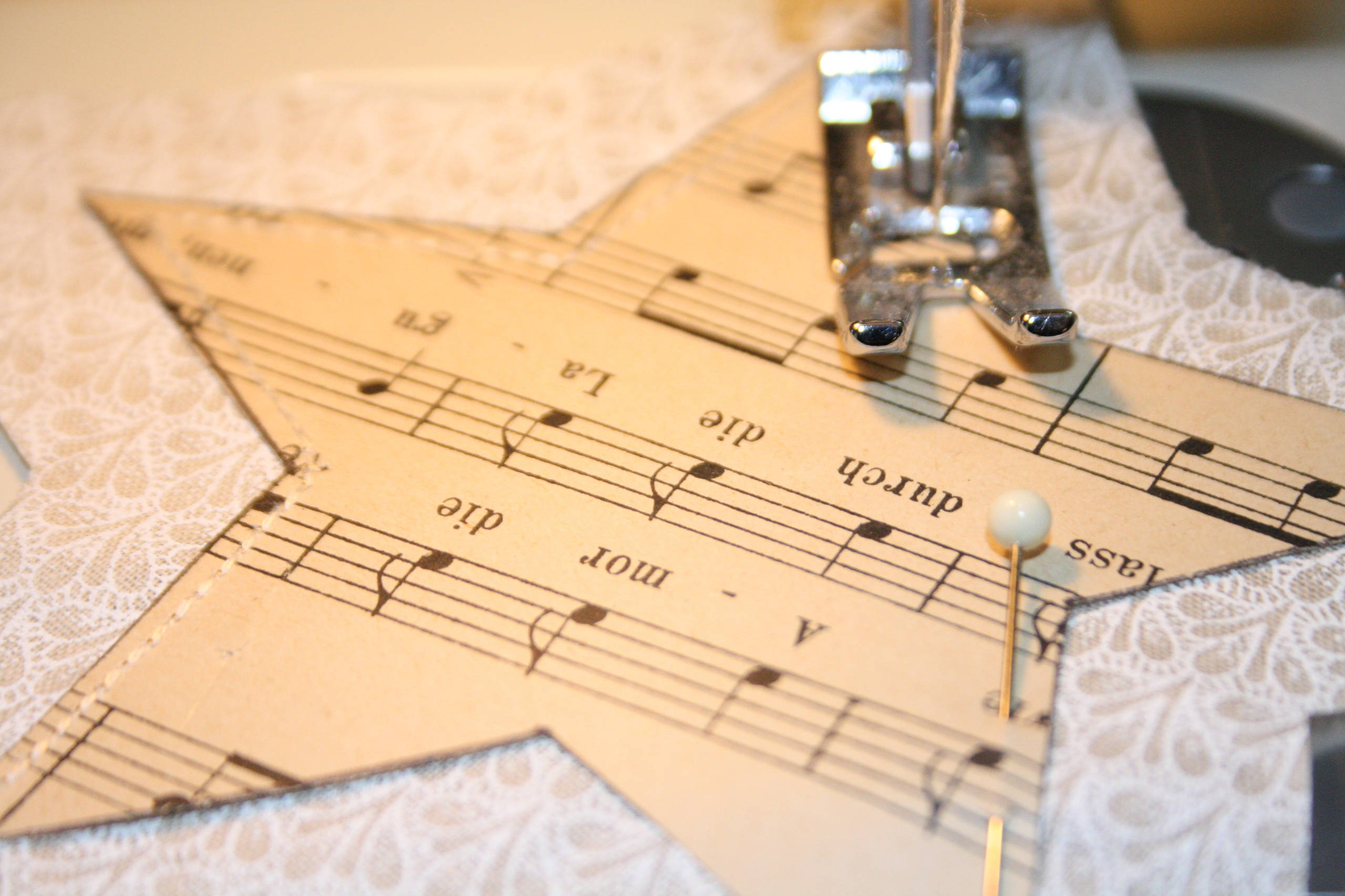 DIY: 4 способа сделать новогодние украшения из бумаги своими руками