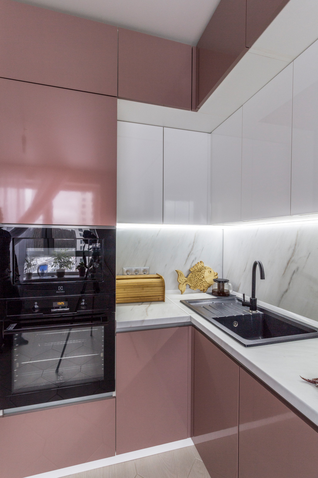 Яркая кухня с фасадами из пластика