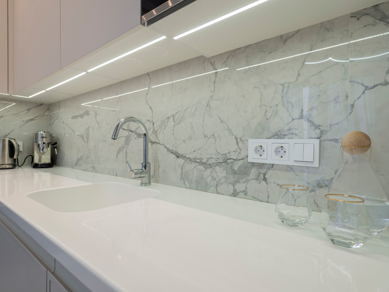 Белая кухня в стиле минимализм