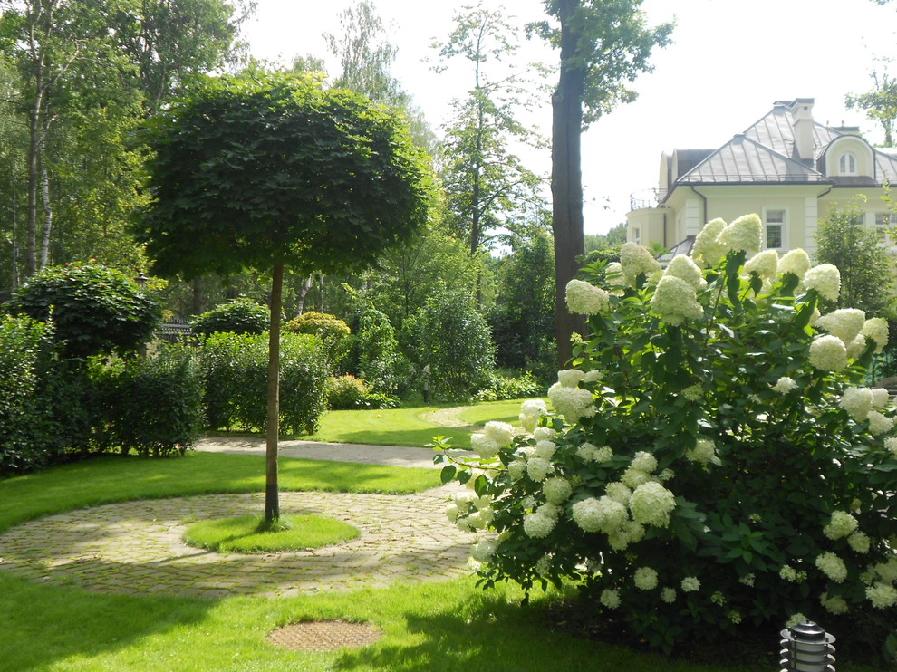 Формальная часть сада перед входом в Дом.