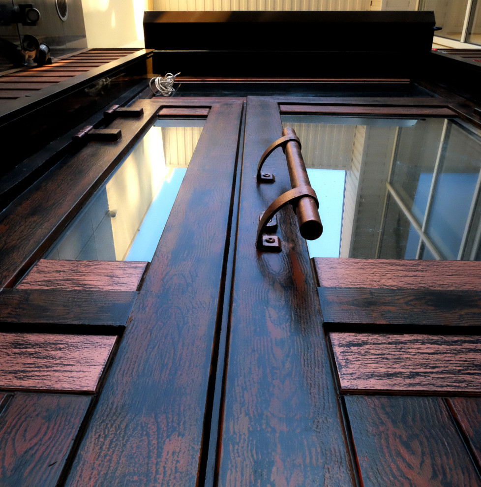 Декор входной пластиковой двери для салона красоты.