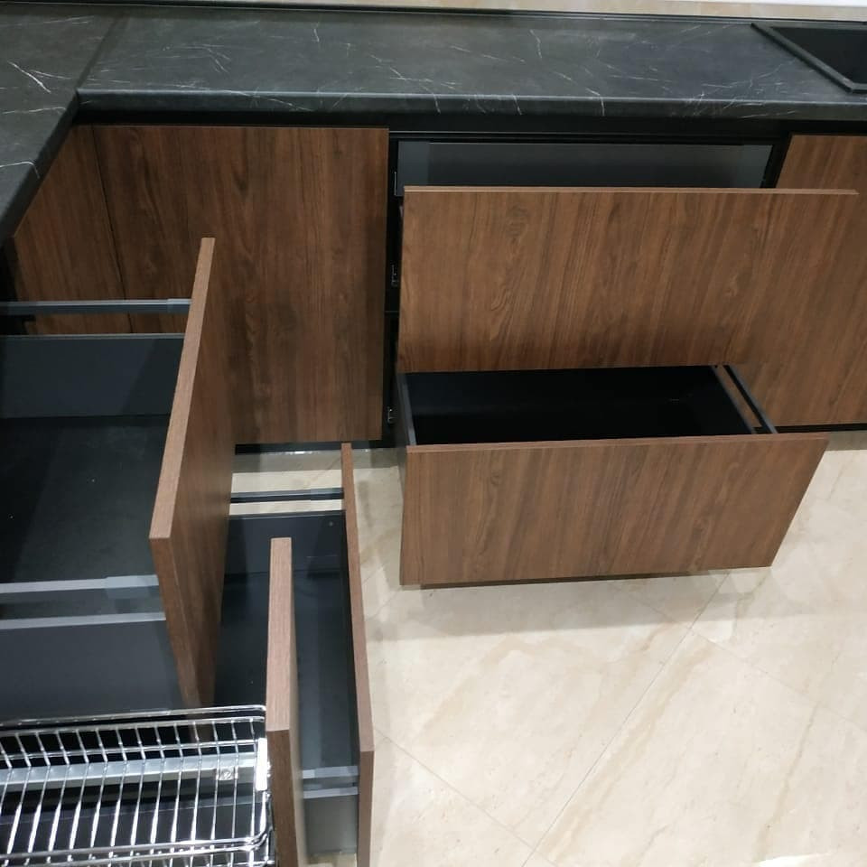 Большая темная кухня с барной стойкой в частный дом