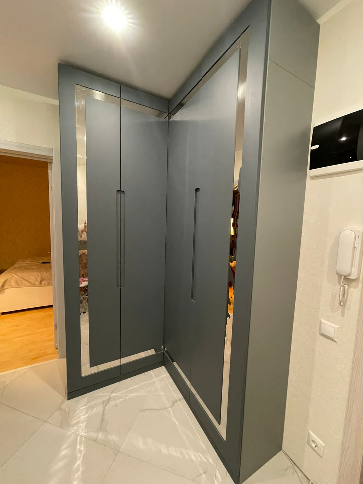 Шкаф в прихожей, угловой "PROFILO".