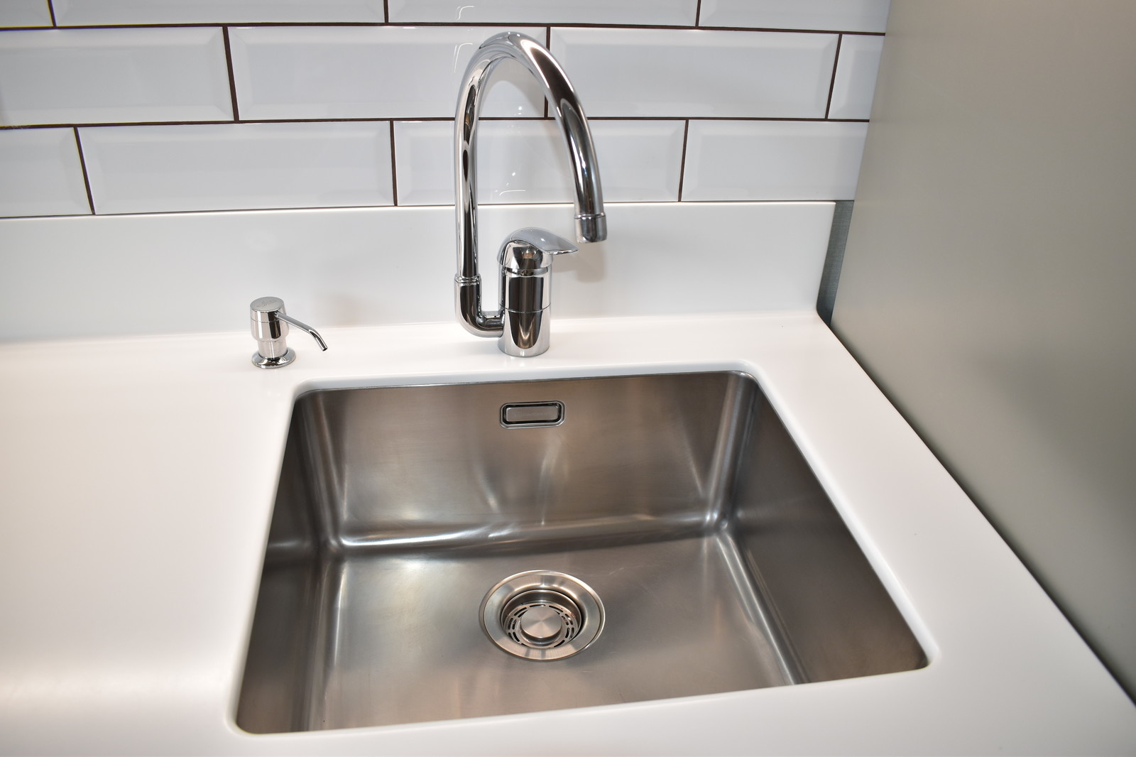 Кухня Пиано с интегрированной ручкой в фасад. Материал шпонированный МДФ