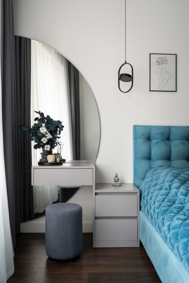 Городская квартира с продуманным дизайном и камином в ТВ тумбе