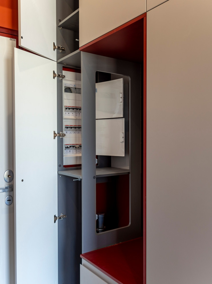 Большая стильная кухня в неоклассическом стиле в светлых тонах