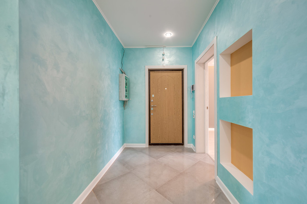 Смелая прихожая в бирюзовых красках