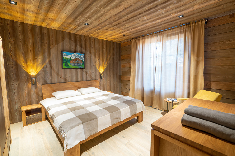 Дом в стиле шале на берегу Правдинского озера