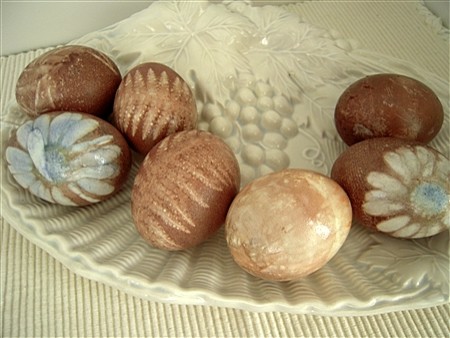 Своими руками: Пасхальные яйца, окрашенные ягодами и цветами