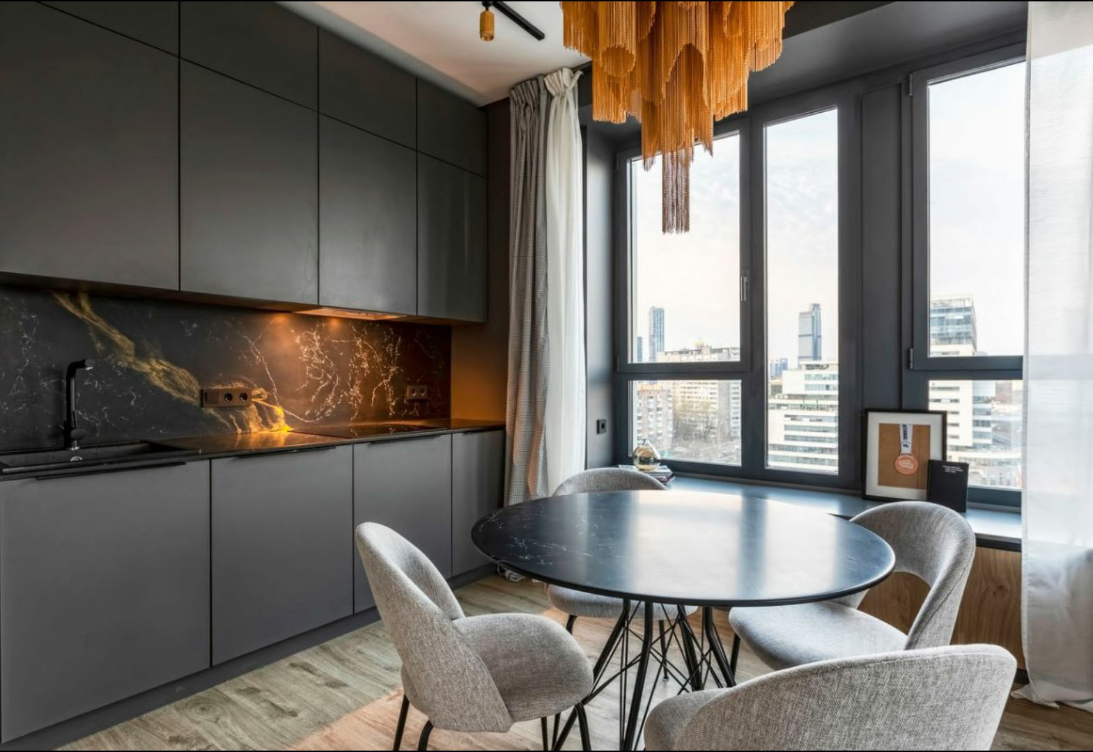 Кухонная столешница черная с белыми венами