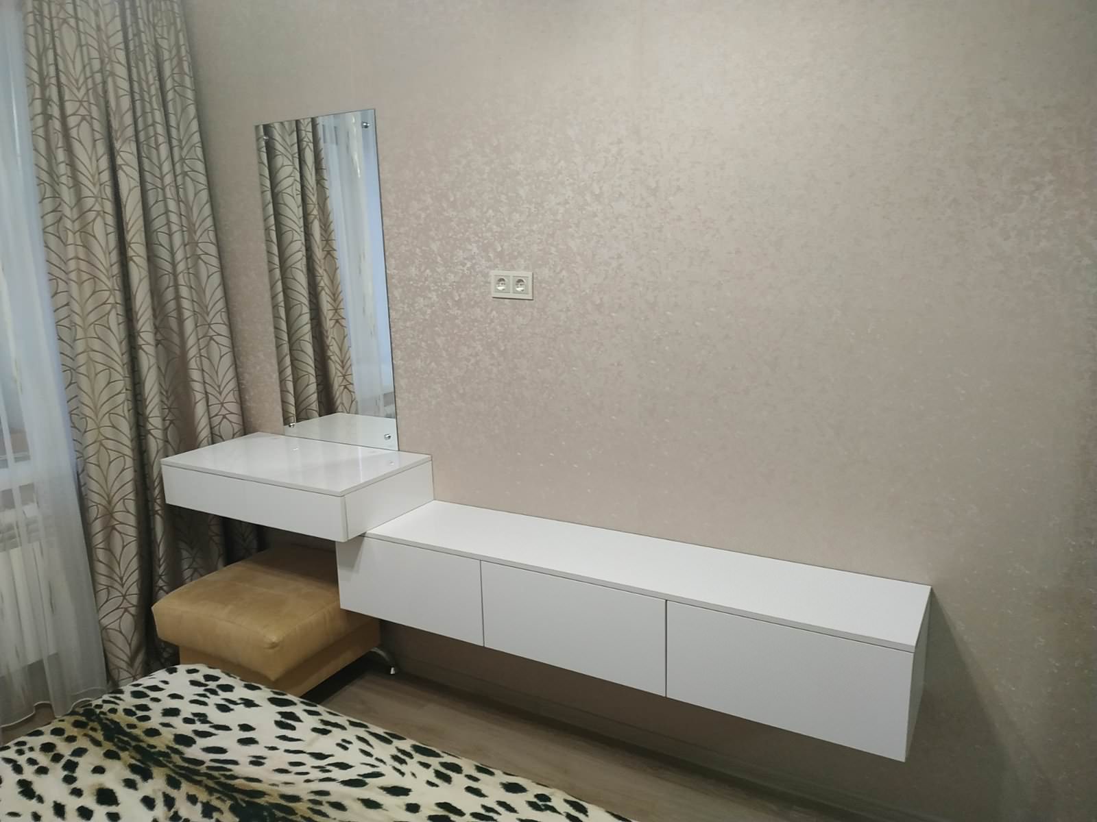 Подвесные тумбы в спальне