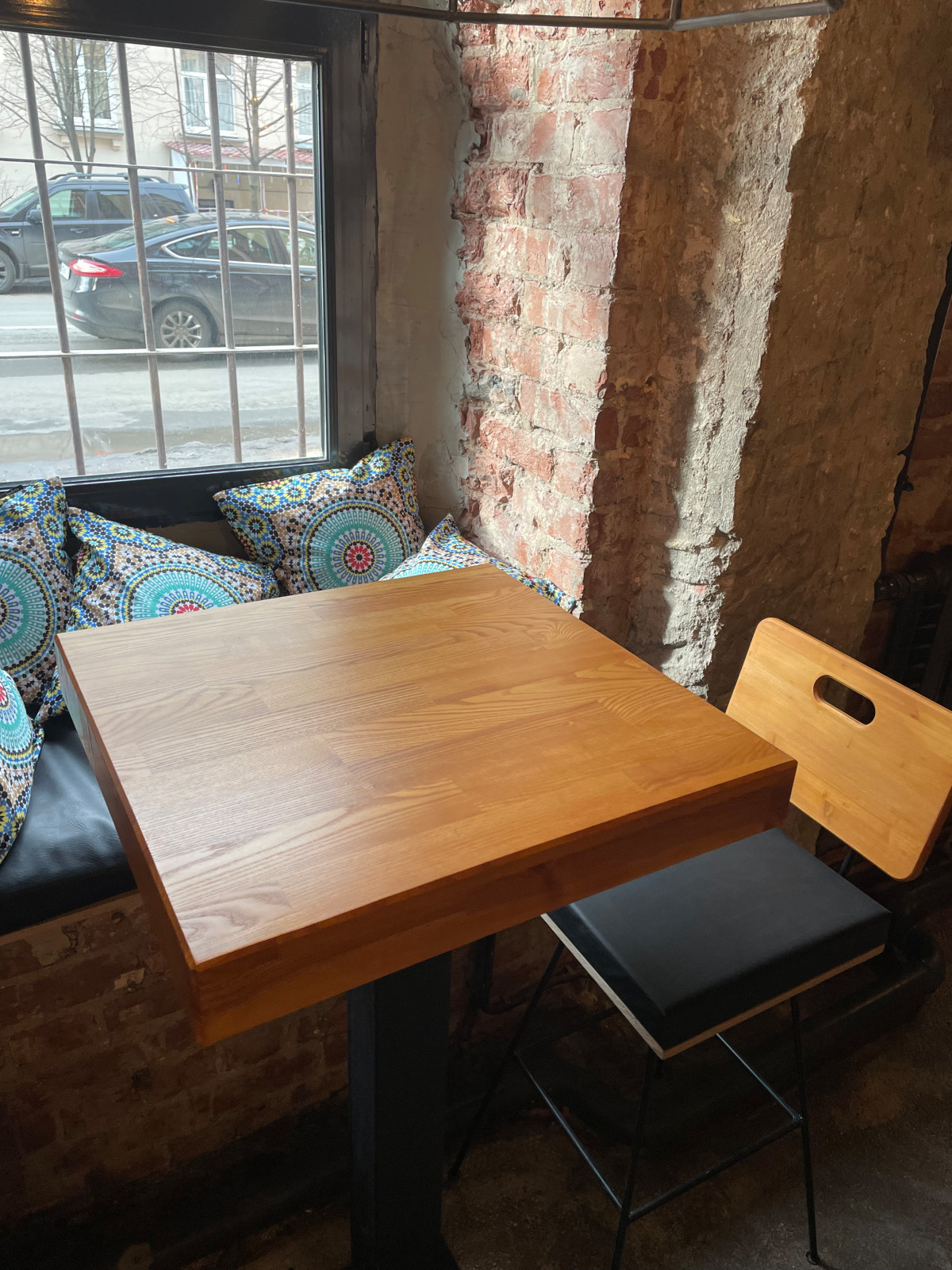 Оформление мебели (столы, барная стойка) в "У Ларисы"