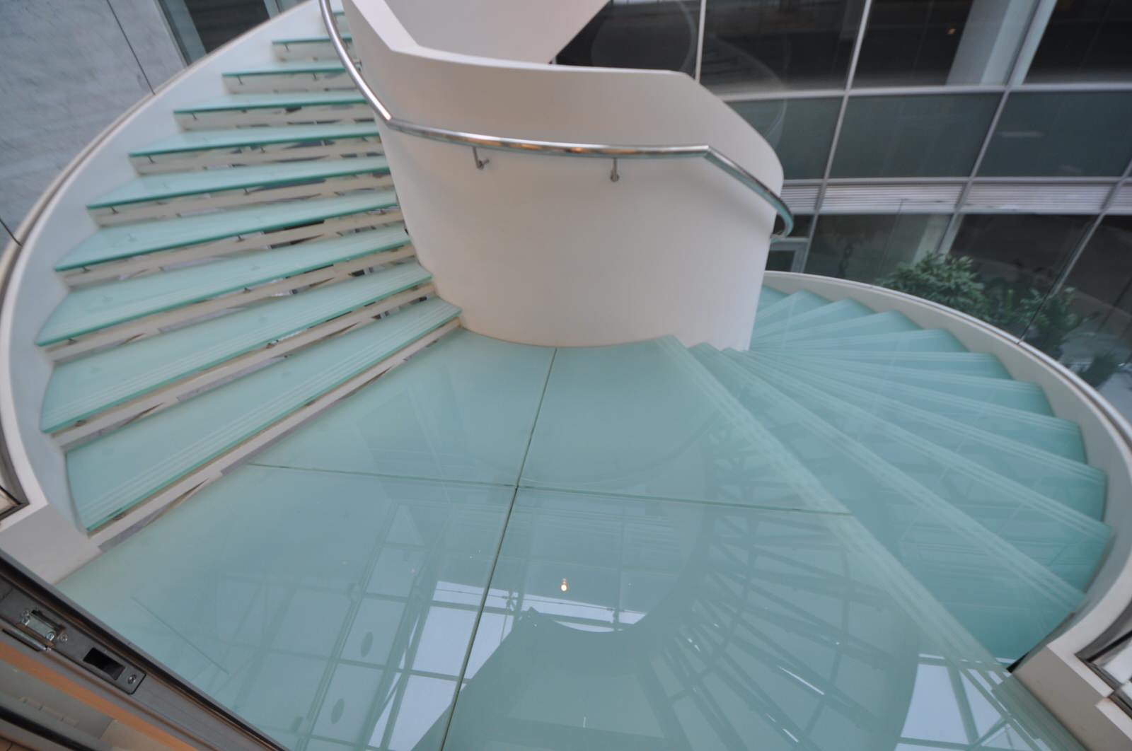 ЛЕСТНИЦА В МОСКОВСКОЙ ШТАБ-КВАРТИРЕ ADIDAS