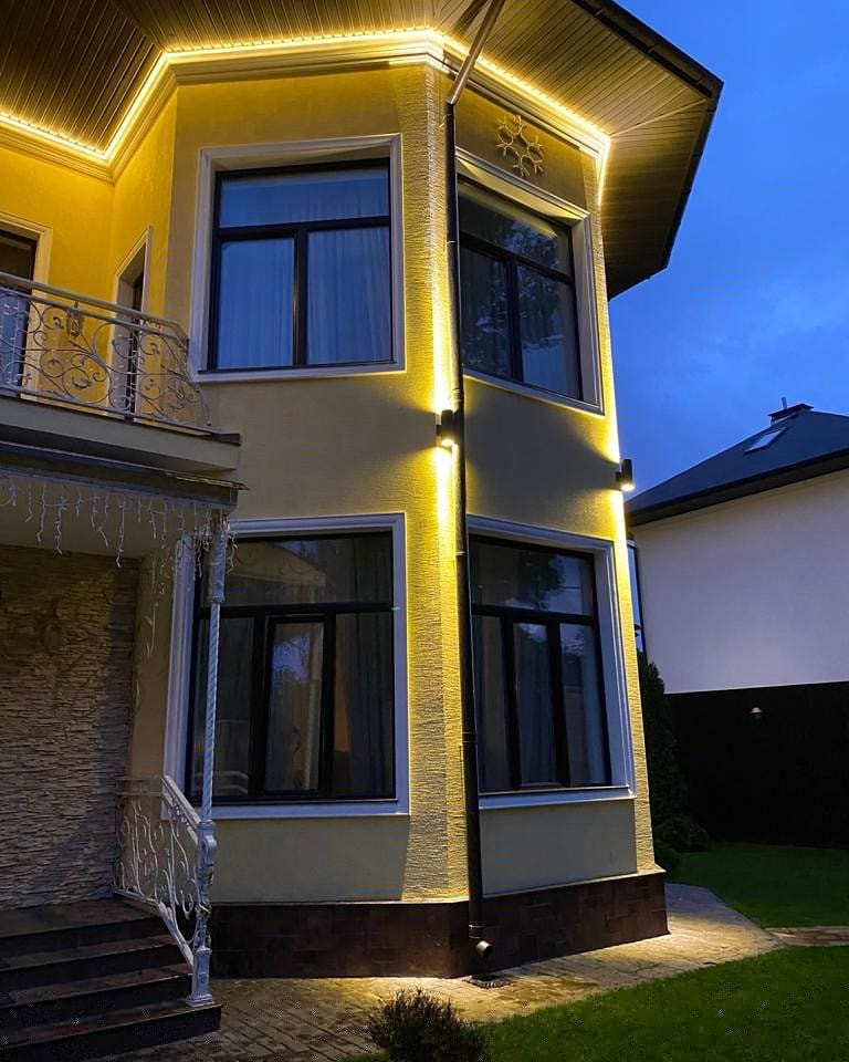 Обложка проекта: Фасадные двухлучевые светильники для частного дома