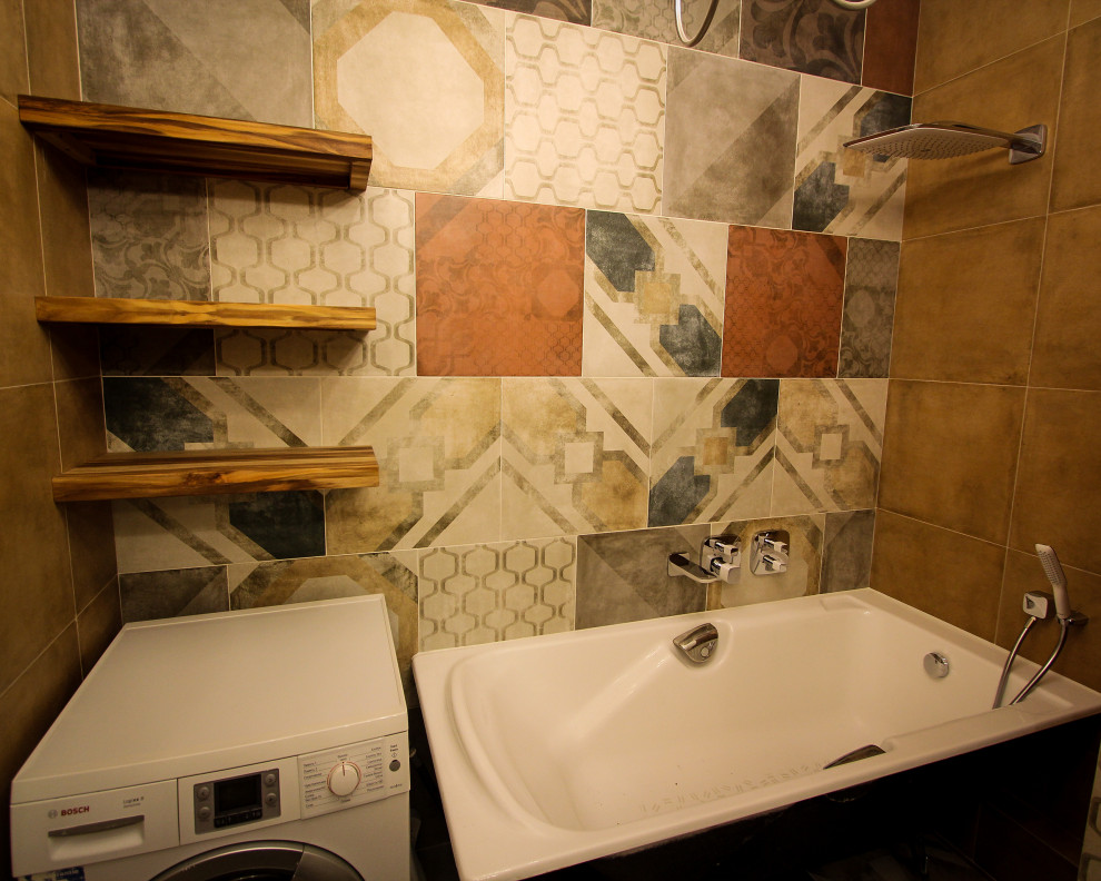 Столешница из дерева, полки и зеркало в небольшую ванную комнату