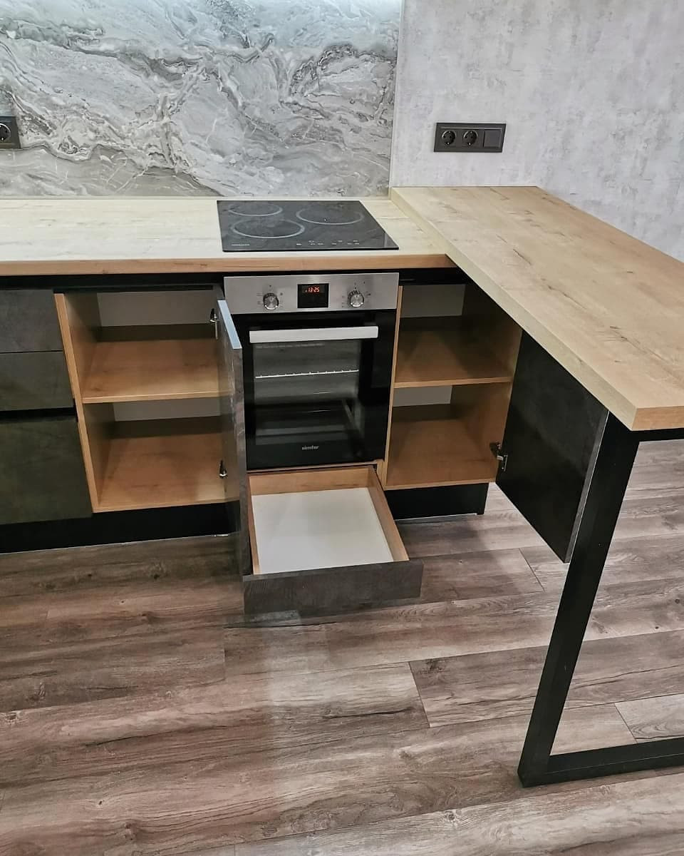 Угловая кухня белого молочного и темно-коричневого цвета с барной стойкой