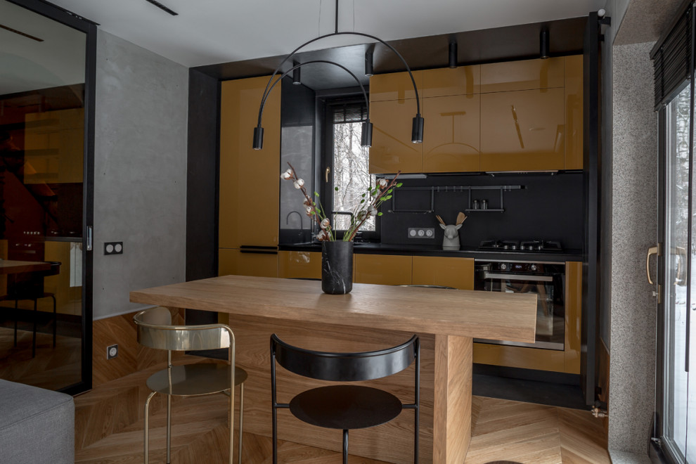 Глянцевая кухня с бетонной стеной