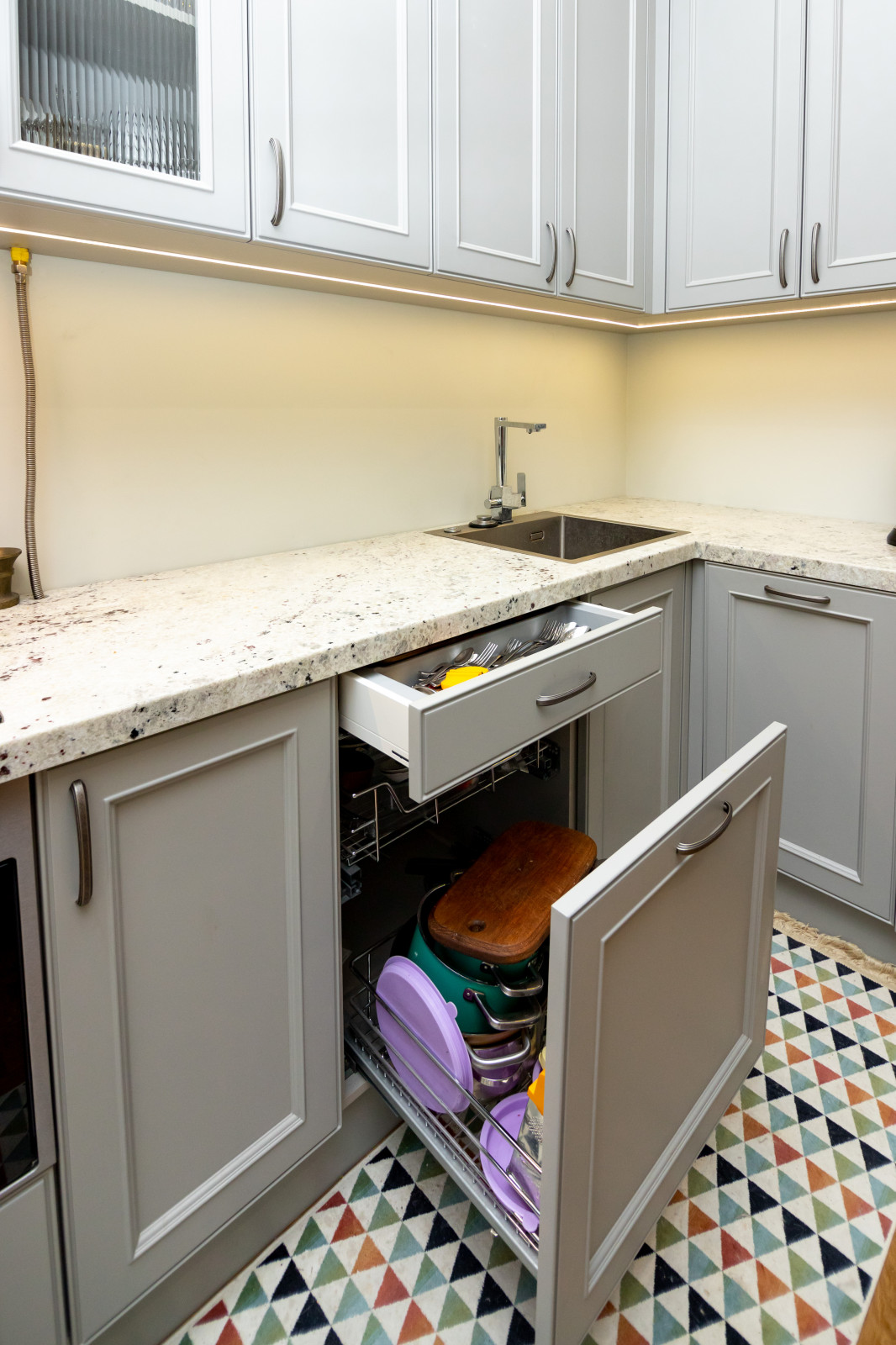 Светло-серая кухня в классическом стиле