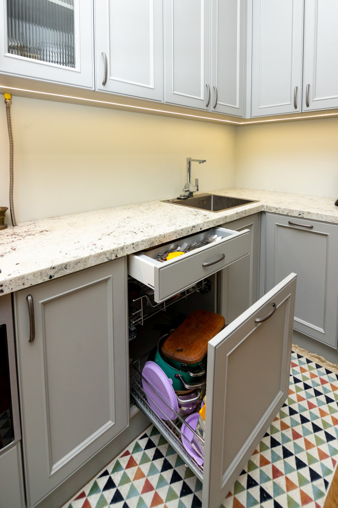 Светло-серая кухня в классическом стиле