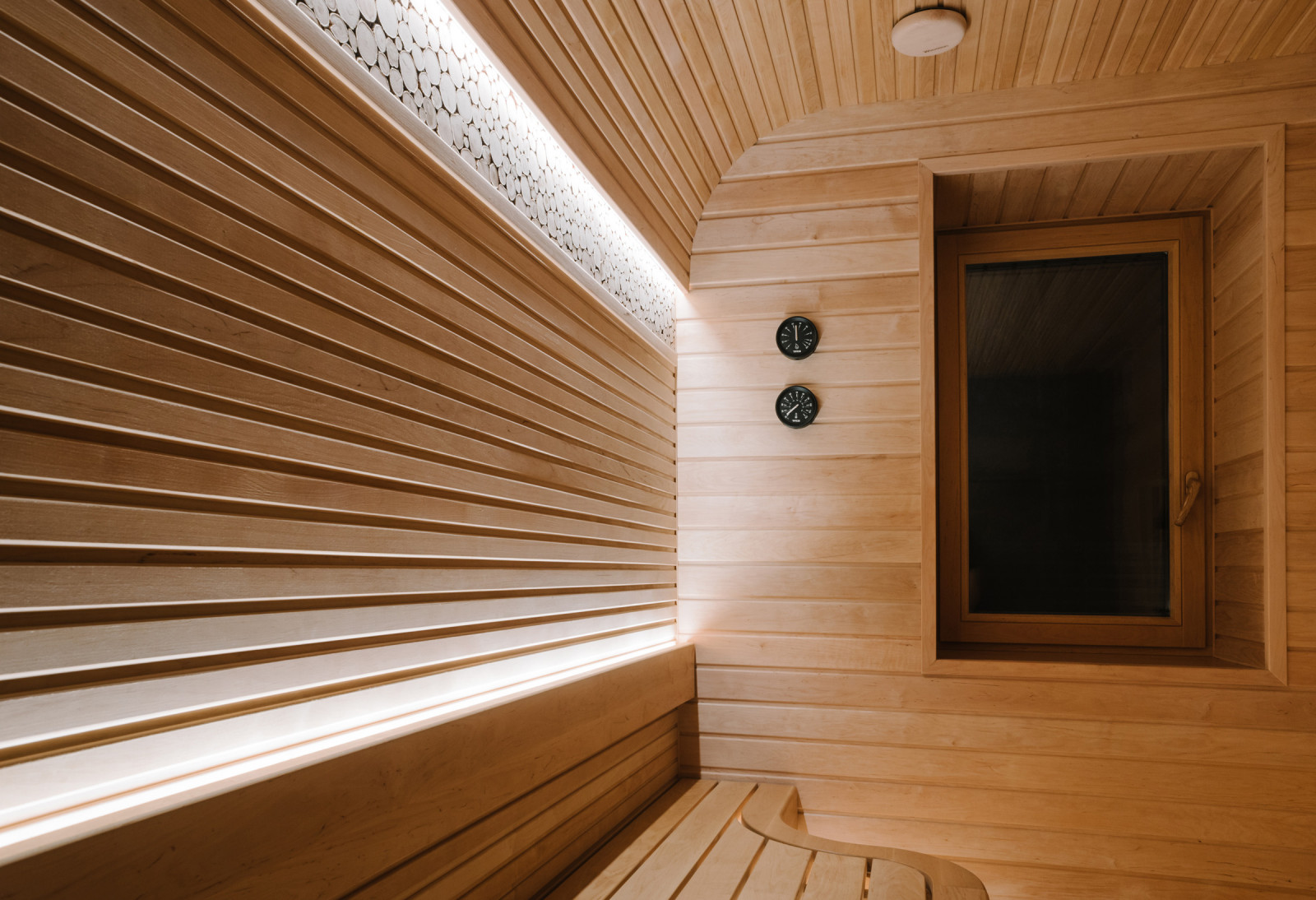 Линейное освещение парной.