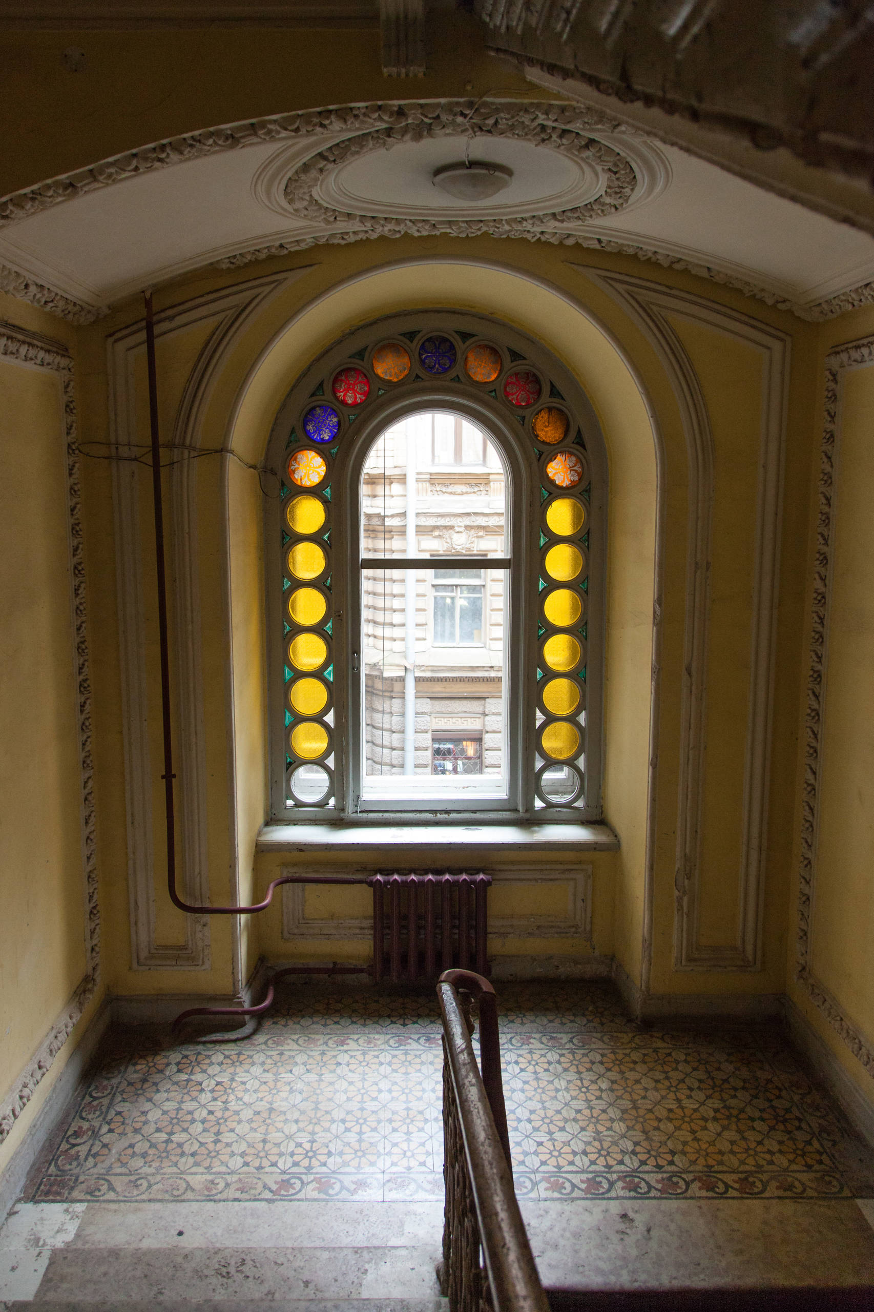 Фотоохота: 24 кадра из парадных доходного Петербурга