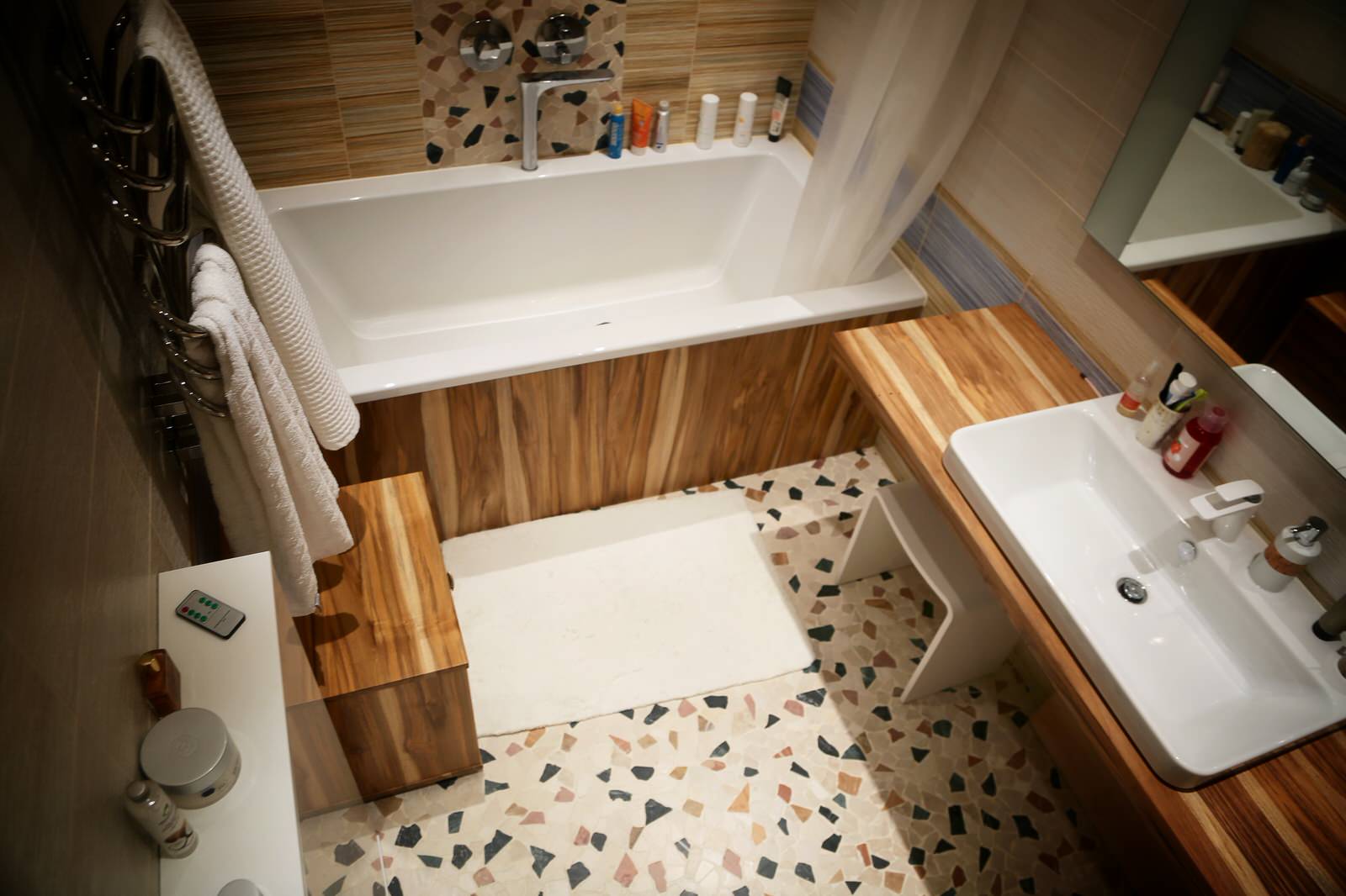 Столешница из дерева, полки и зеркало в небольшую ванную комнату