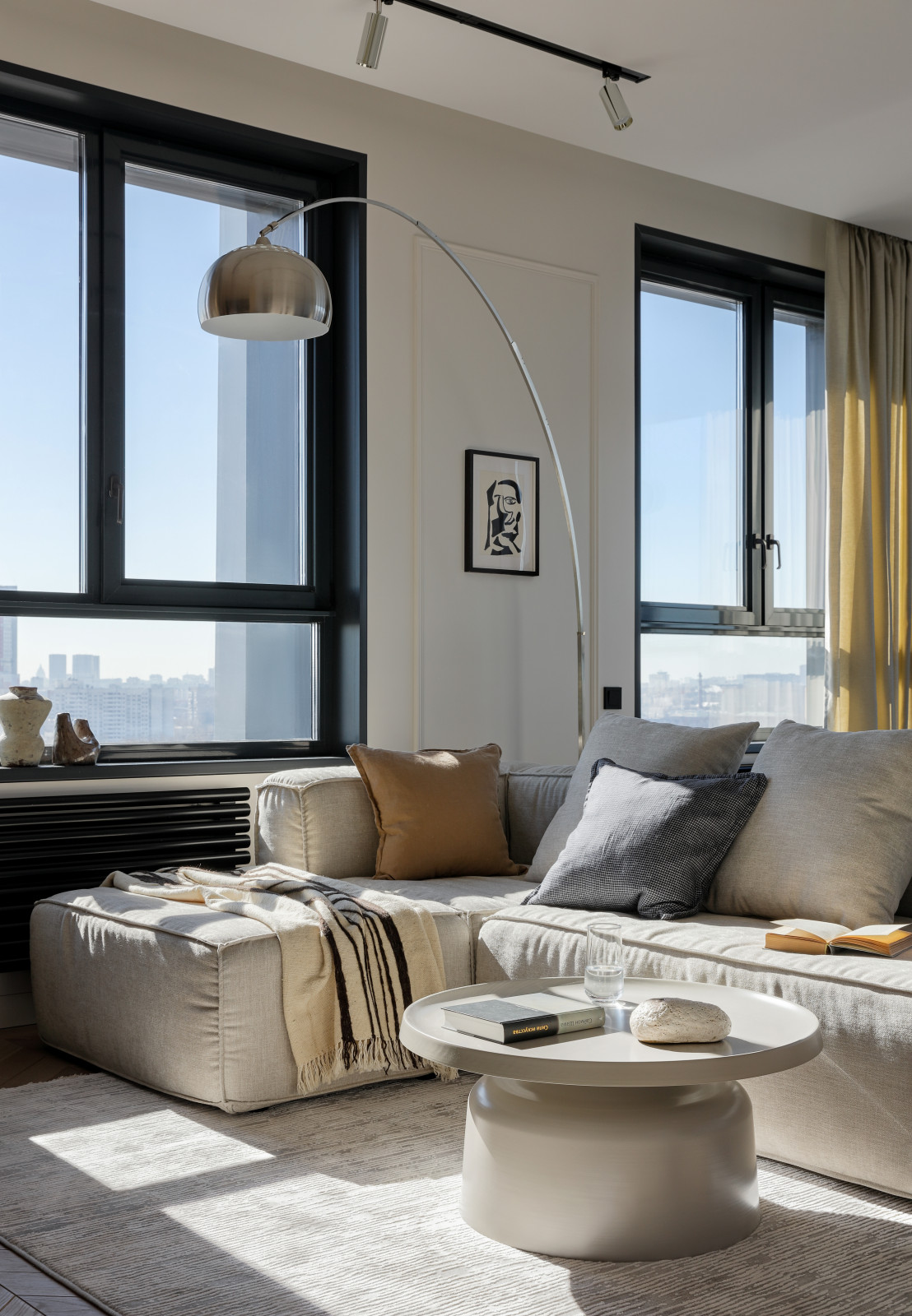 Stylish apartment with masterbedroom and home office