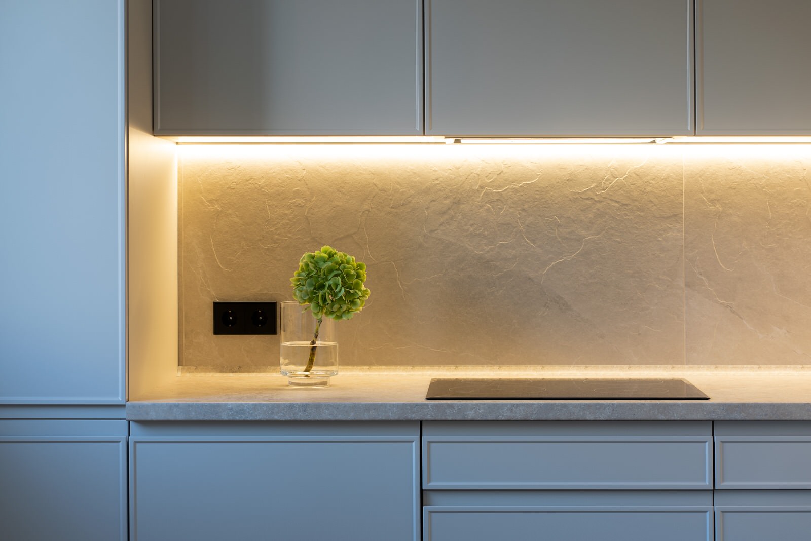 Монохромная кухня до потолка с интересными решениями