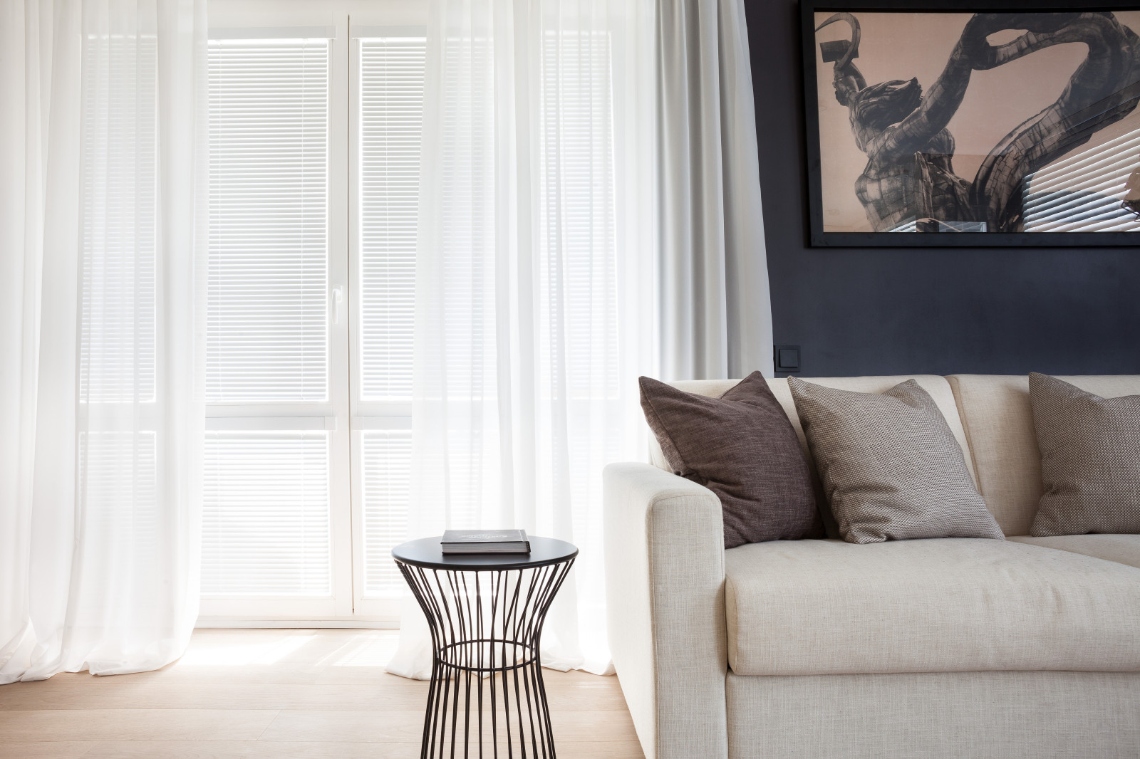 Много света