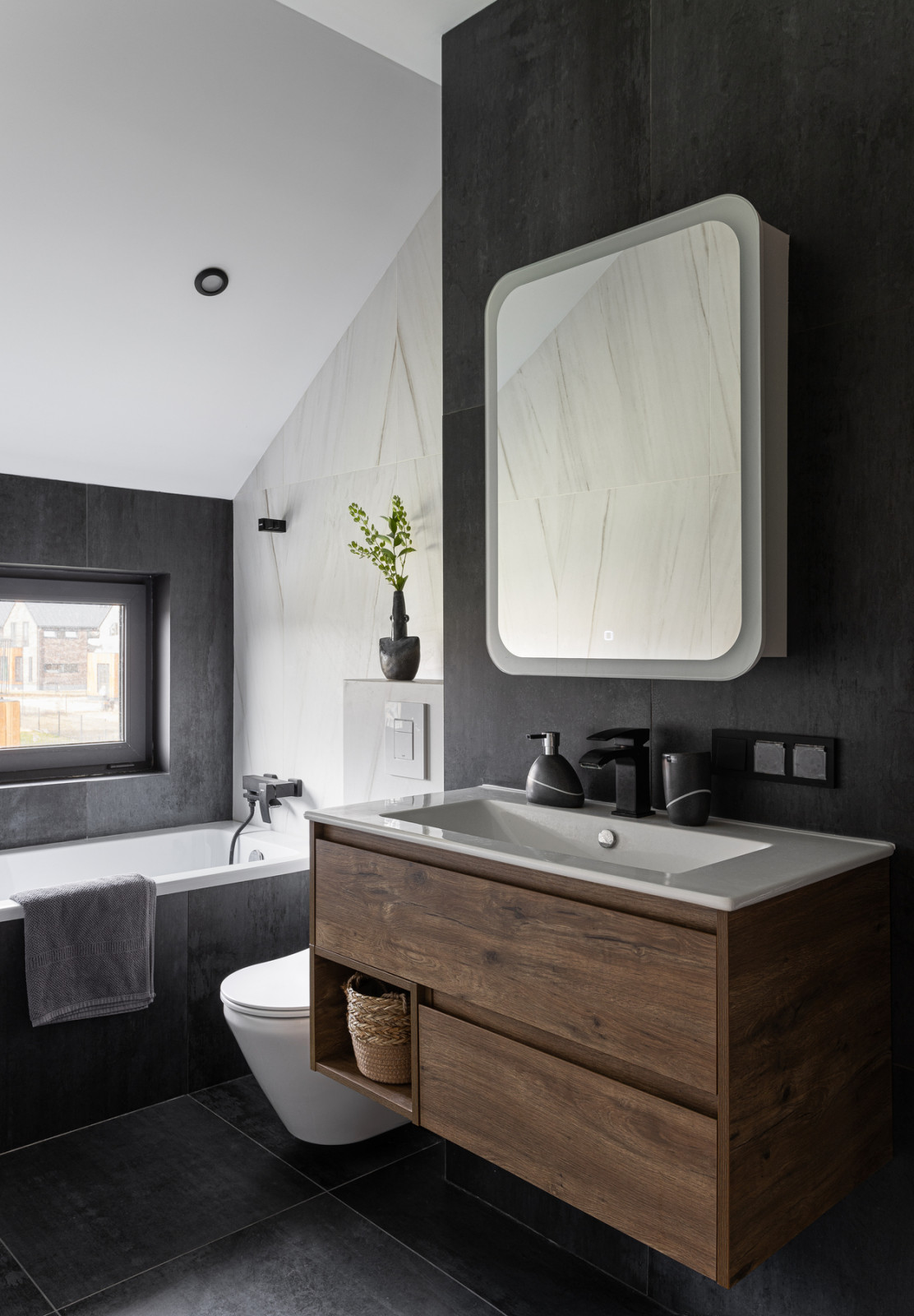 Дом в Подмосковье 137 м2 с темными стенами