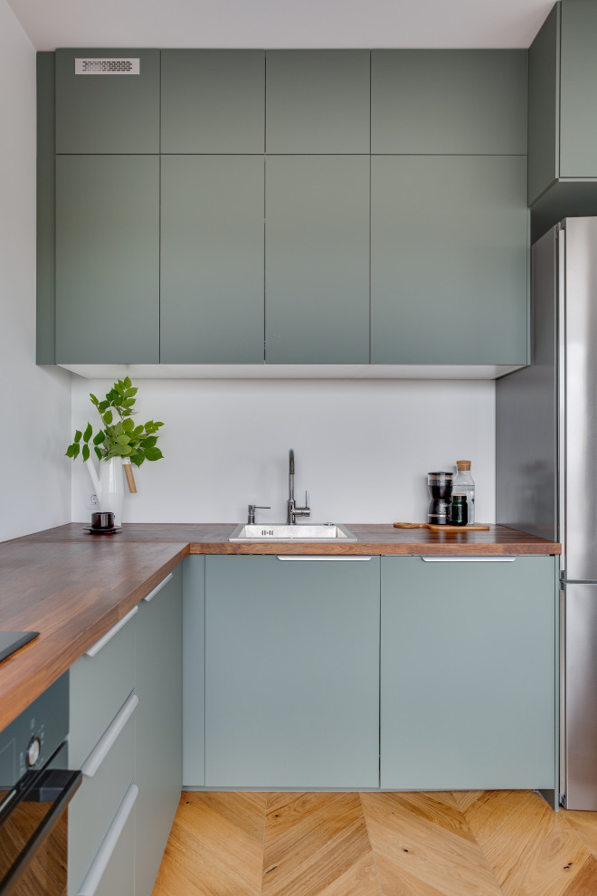 Угловая кухня со шкафами до потолка