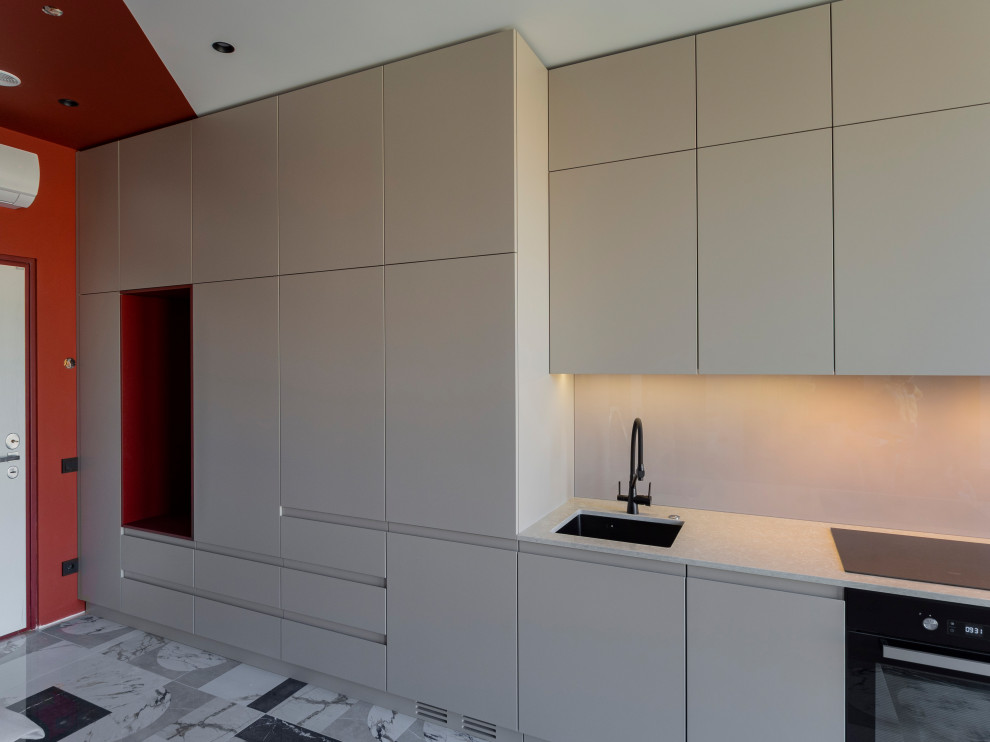 Большая стильная кухня в неоклассическом стиле в светлых тонах