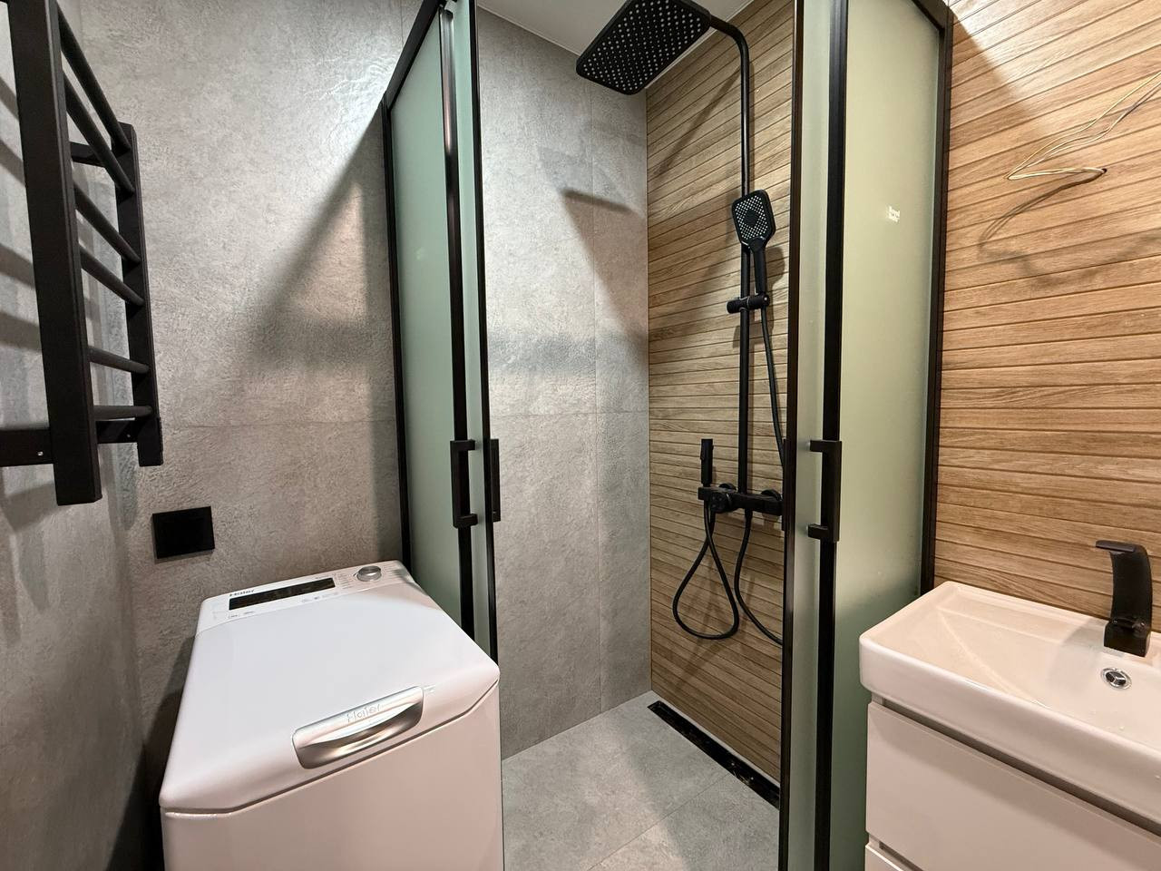 Метро Большевиков, Дом 1960 года постройки.