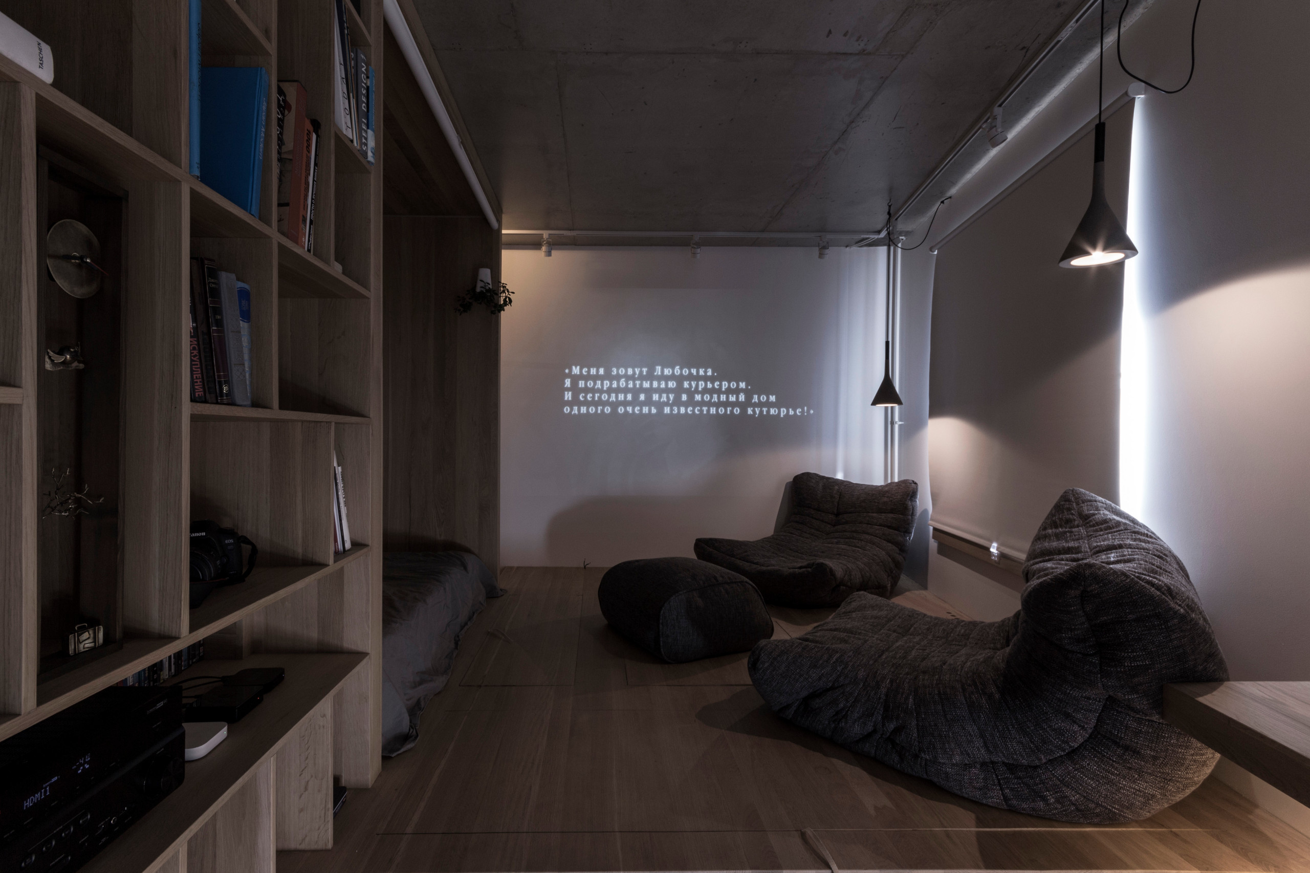 Houzz тур: Спальня в кубе и бетонный потолок для айтишника