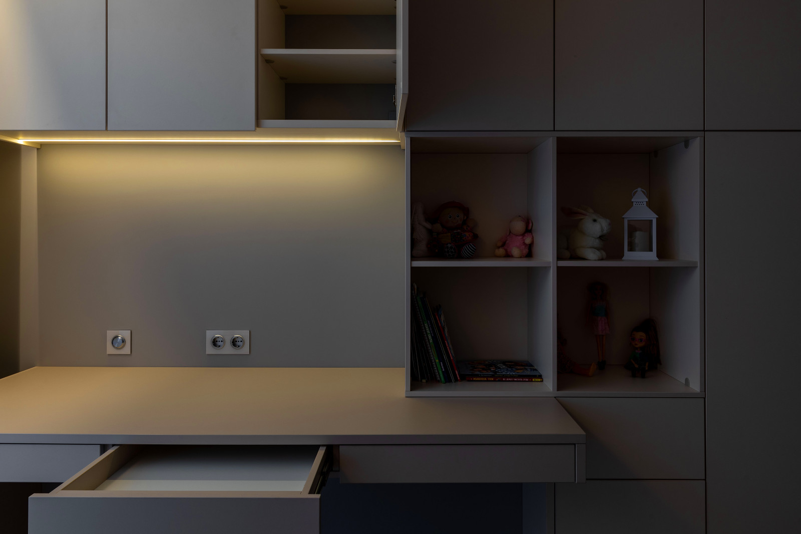 Мебель для детской: шкаф, стеллаж и стол