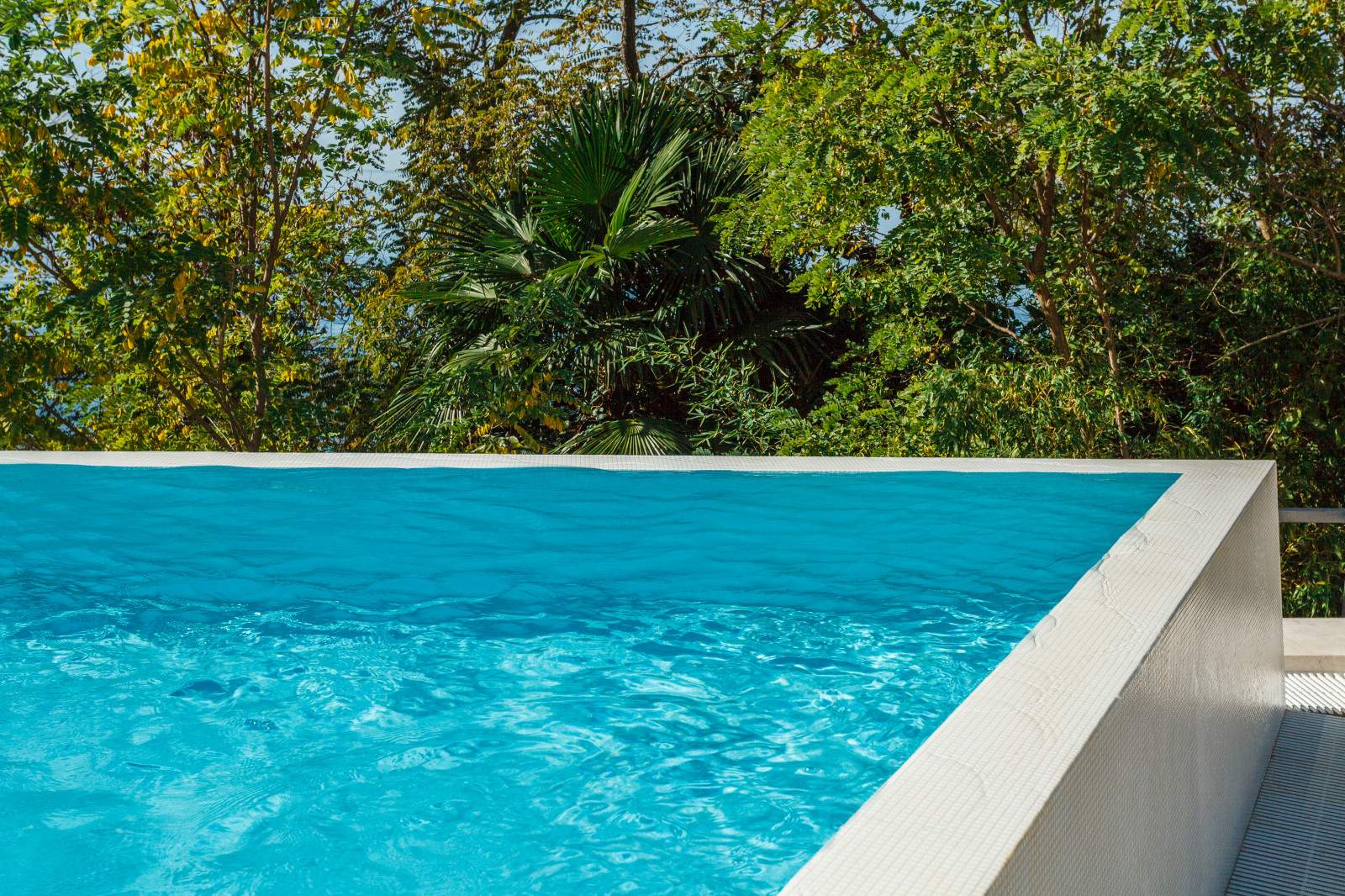 Открытый бассейн infinity в REEF RESIDENCE.