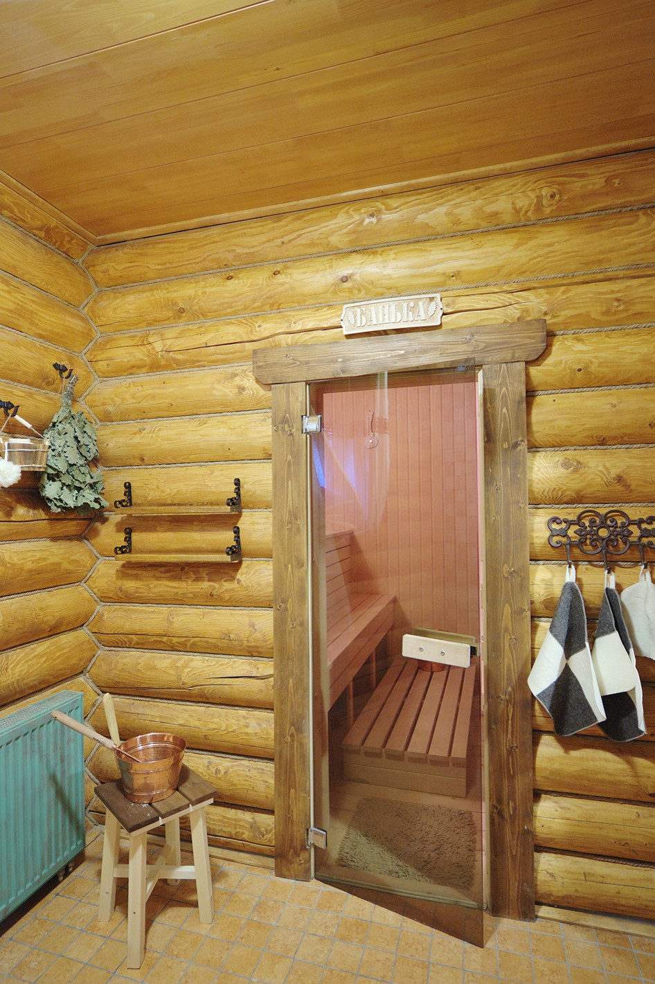 Интерьер бани из бревна