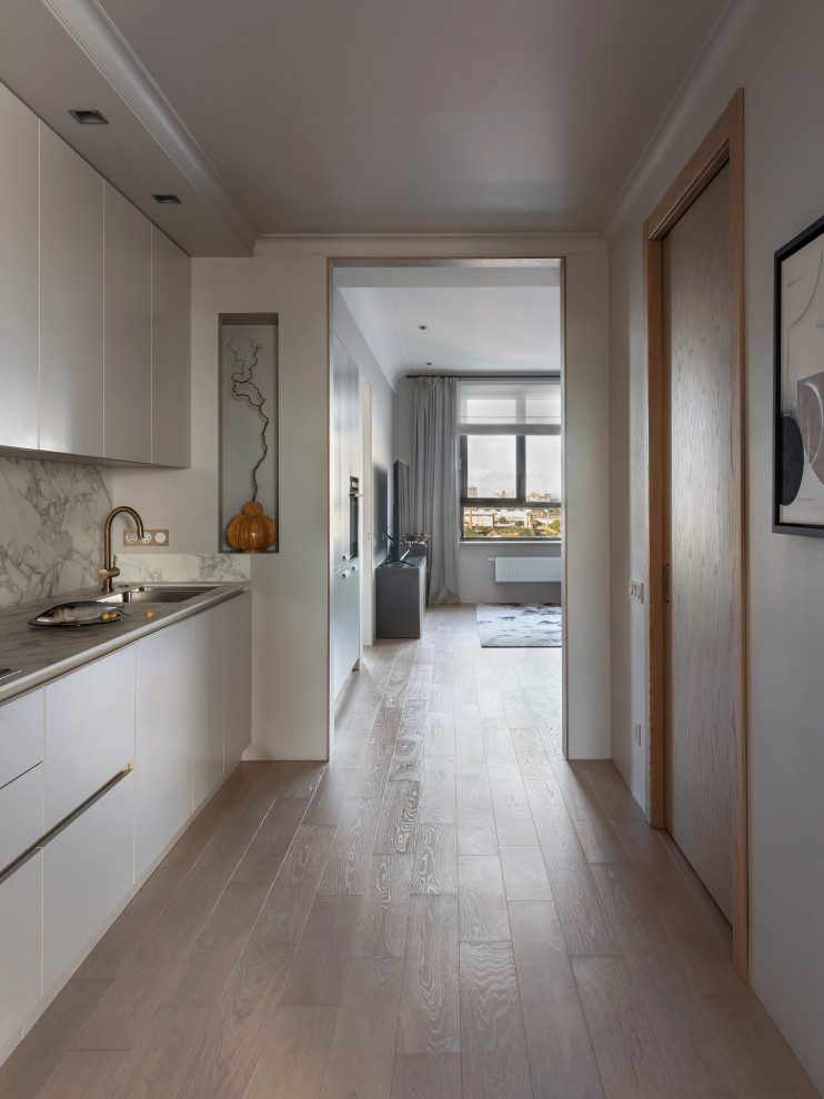 Белая кухня нестандартного размещения