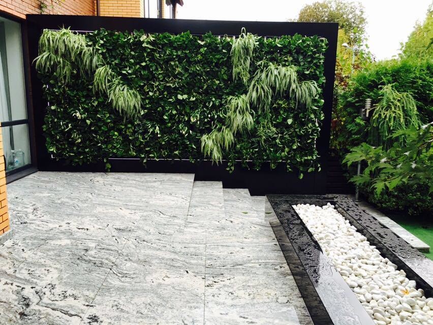 Открытая терраса на заднем дворике загородного дома