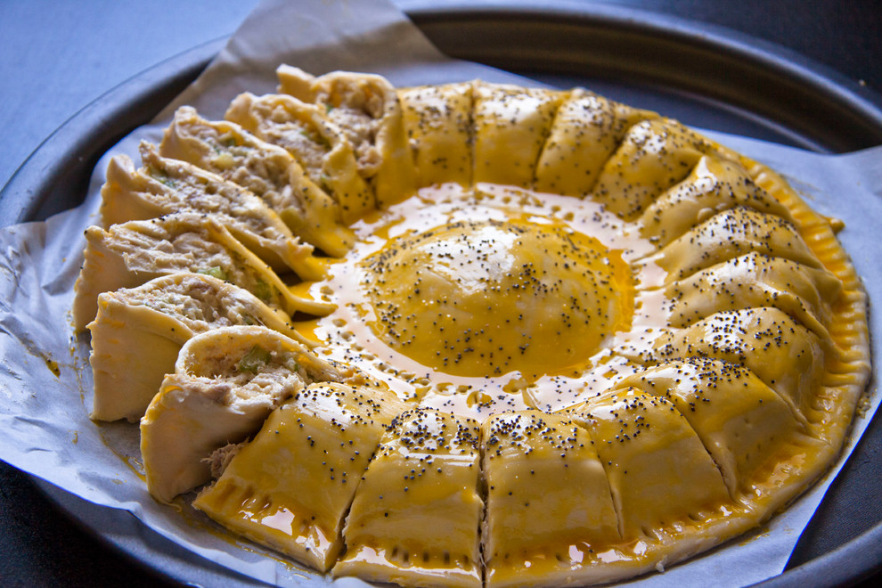 DIY: Пирог-солнце из слоеного теста, сыра и овощей