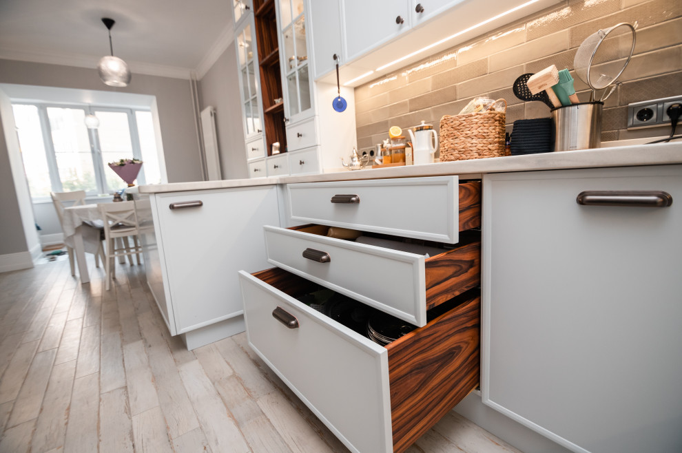 Светлая кухня с деревянными элементами