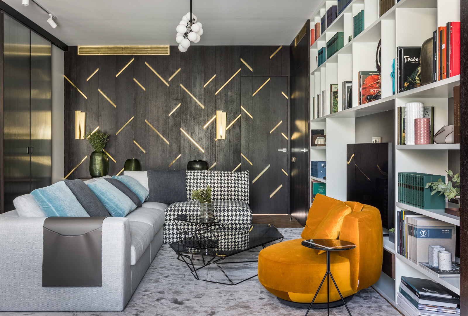 Яркая квартира с элементами из латуни