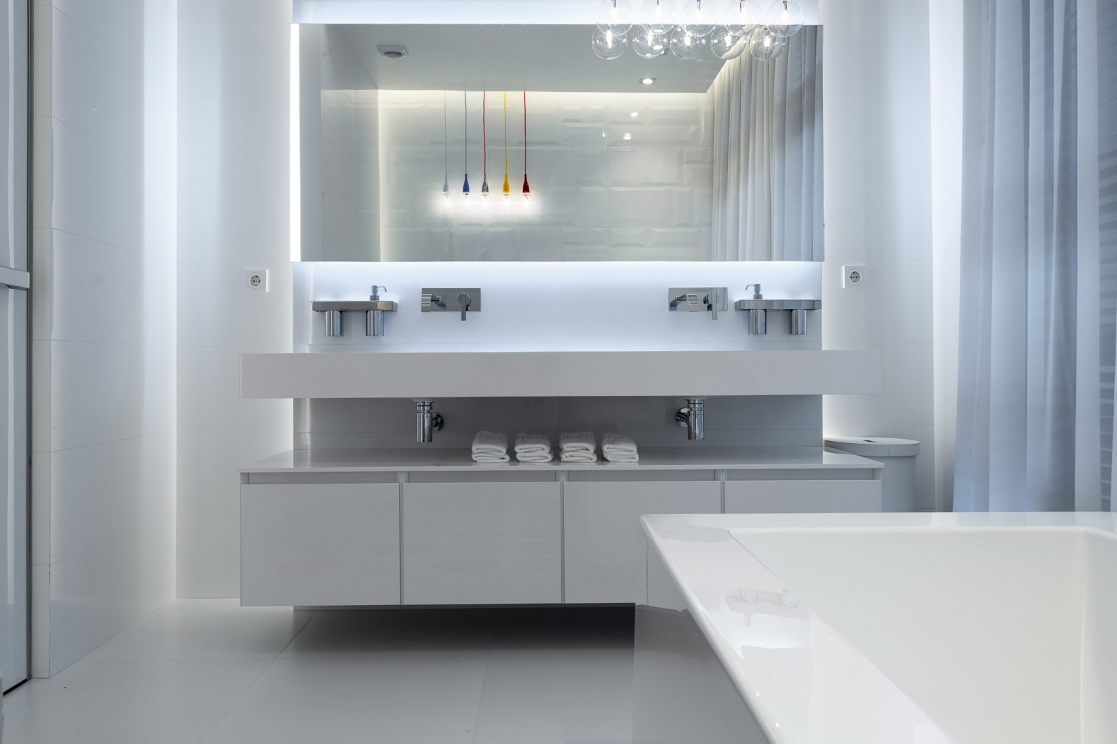 БЕЛЫМ ПО БЕЛОМУ